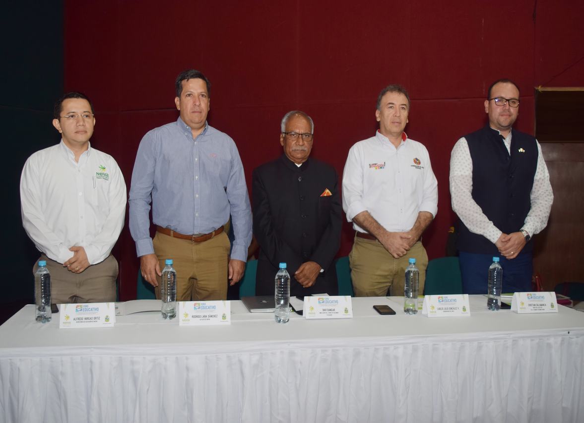 Secretario de Educación, Alfredo Vargas Ortiz; Alcalde de Neiva, Rodrigo Lara Sánchez,  Embajador de la India en Colombia Ravi Bangar, Carlos Yepes y Cristian Salamanca.